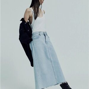 Agolde - Della Jean Skirt

Waist 15.5”
Length 39”